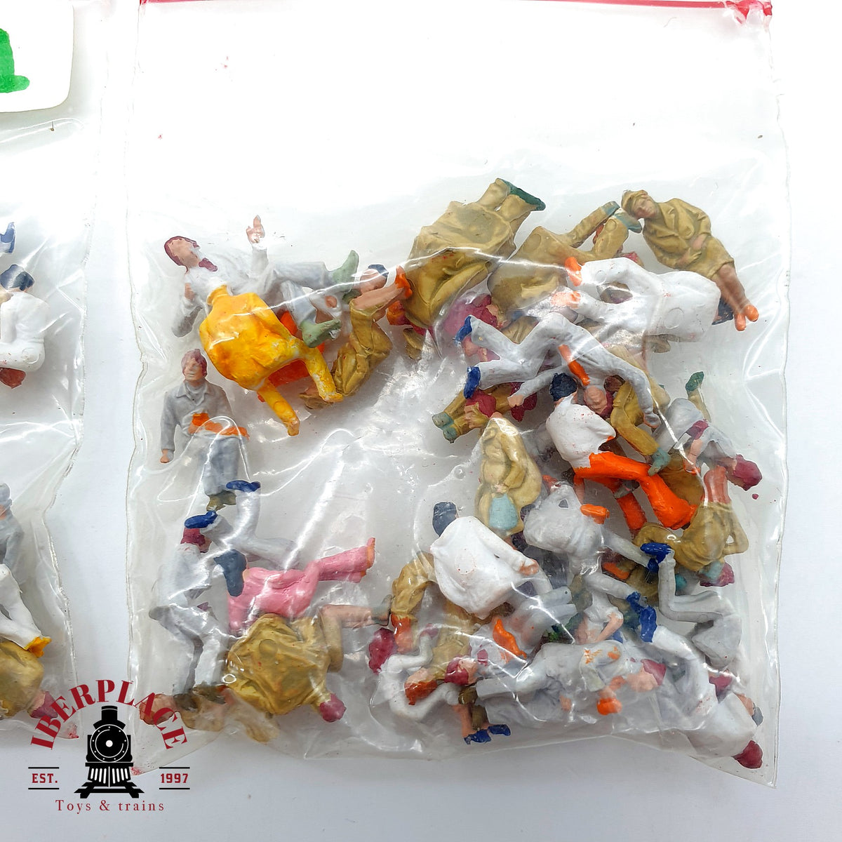 ♻️ 🚂 Lote figuras personas sentadas esperando el tren Escala H0 1:87