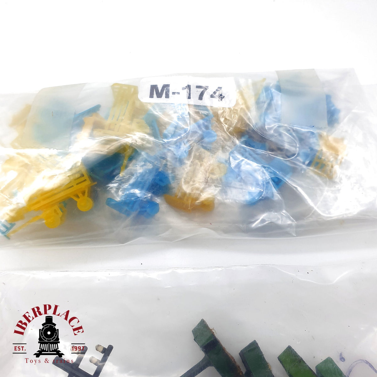 ♻️ 🚂 Figuras Mobiliario Urbano Bancos Mesas Postes Carritos de Carga Escala H0 1:87