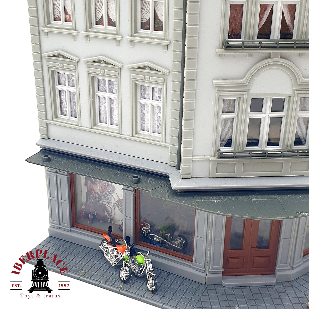 ♻️ Kibri Edificio esquinero con tienda de motos maqueta Escala H0 1:87