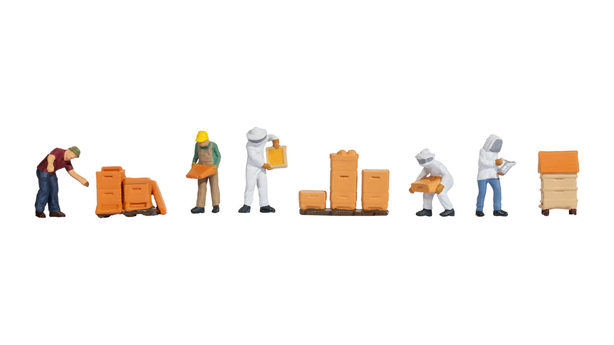 Apicultores con colmenas