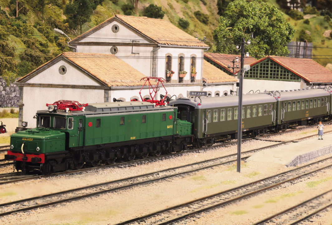 Electrotren HE4038 set de 2 coches serie 5000, compuesto por 2 x BB4 de 2ª clase, con fuelles, decoración verde oliva RENFE H0 escala 1:87