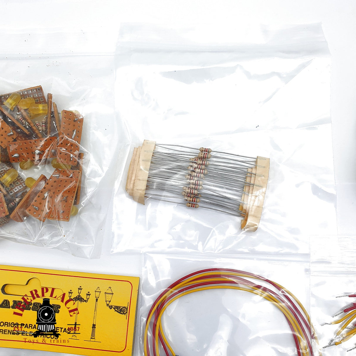 ♻️ 2da mano - Lote interruptores clavijas bombillas led y cables N escala 1:160 AN10