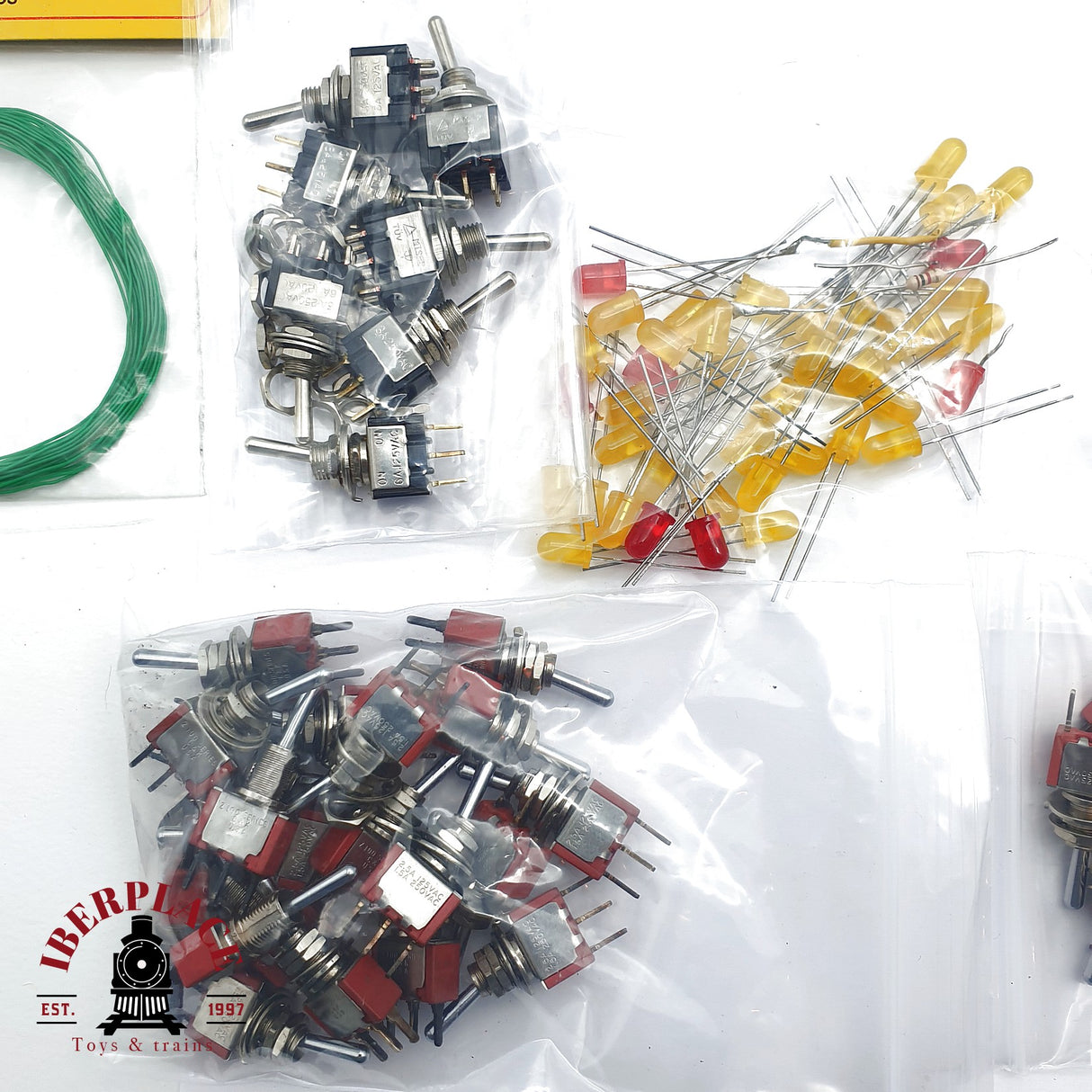 ♻️ 2da mano - Lote interruptores clavijas bombillas led y cables N escala 1:160 AN10