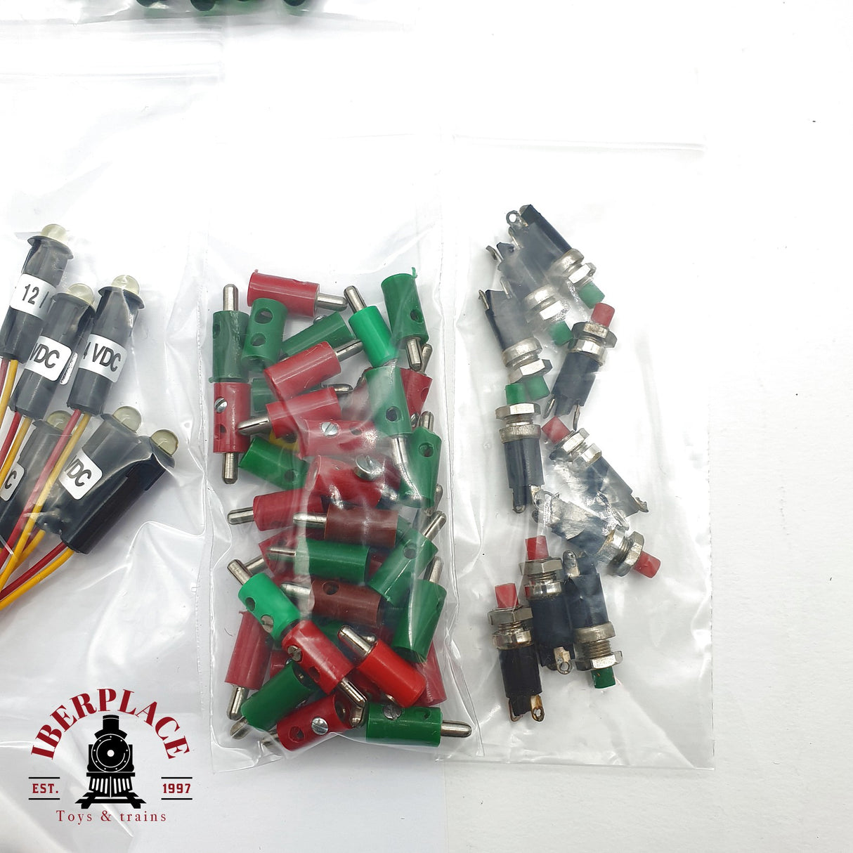 ♻️ 2da mano - Lote interruptores clavijas bombillas led y cables N escala 1:160 AN10