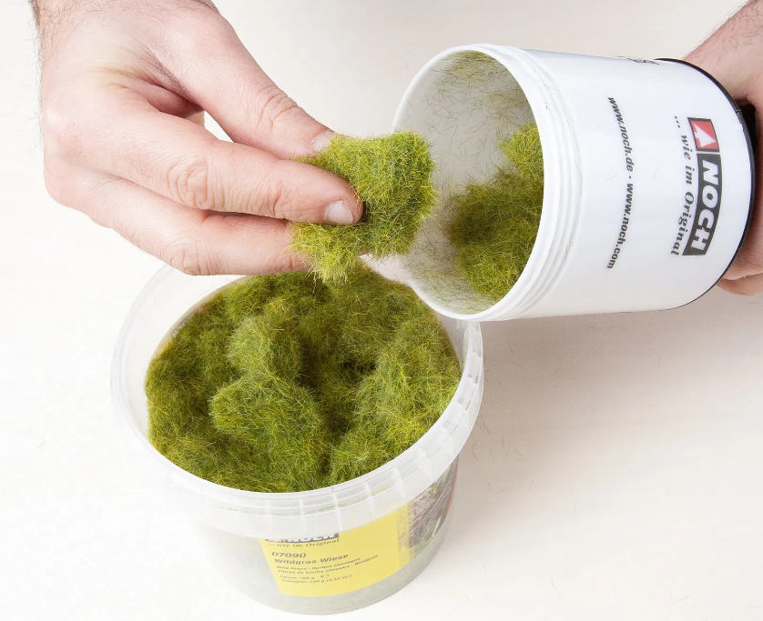 NOCH 08310 Césped Electroestático “Pradera de Verano” – 2,5 mm 20 Gr. para Maquetas de Modelismo Ferroviario