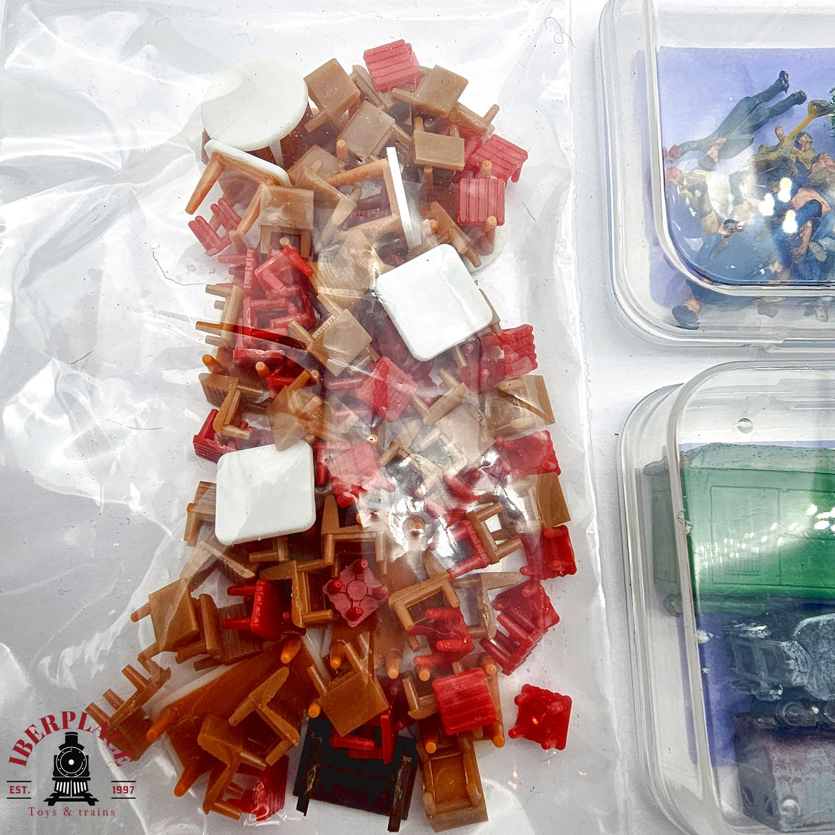 ♻️ 2da mano - Lote figuras sillas mesas barriles personas H0 escala 1:87 E13