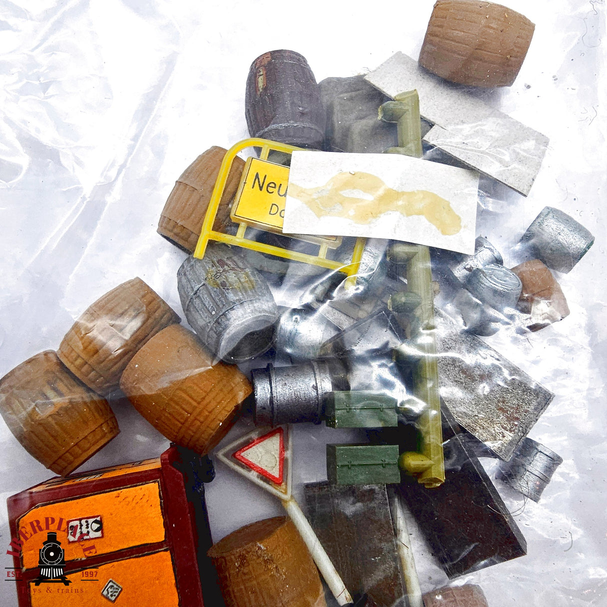 ♻️ 2da mano - Lote figuras sillas mesas barriles personas H0 escala 1:87 E13