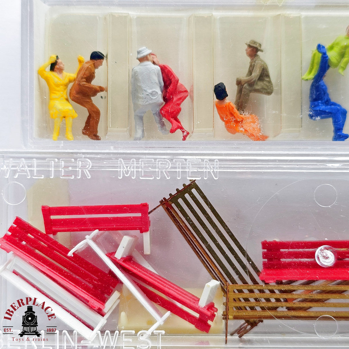 ♻️ 2da mano - Lote figuras bancos y personas sentadas H0 escala 1:87 E13