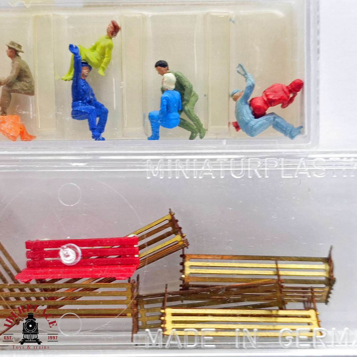 ♻️ 2da mano - Lote figuras bancos y personas sentadas H0 escala 1:87 E13
