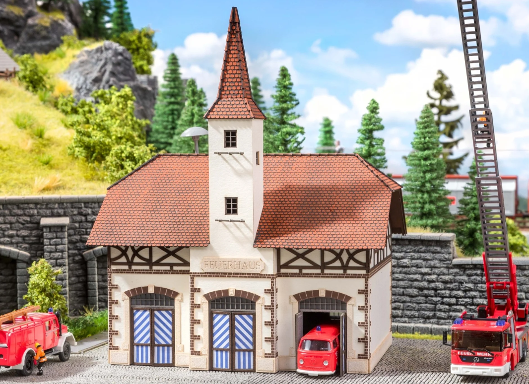 Noch 63380 Parque de bomberos con sirena microfónica N escala 1:160