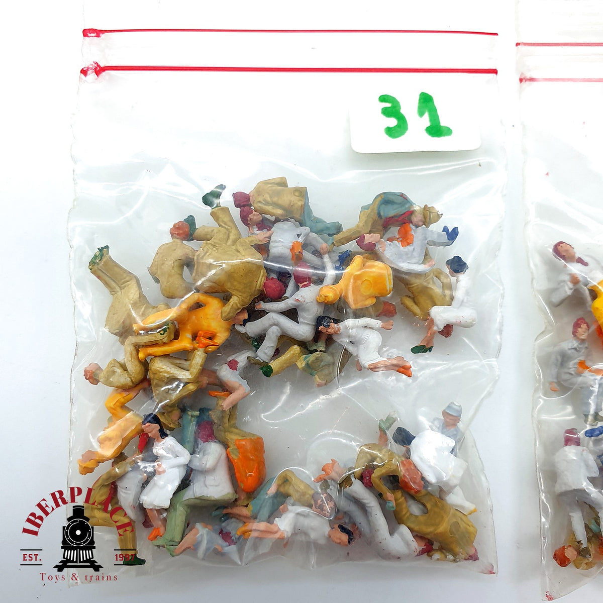 ♻️ 🚂 Lote figuras personas sentadas esperando el tren Escala H0 1:87