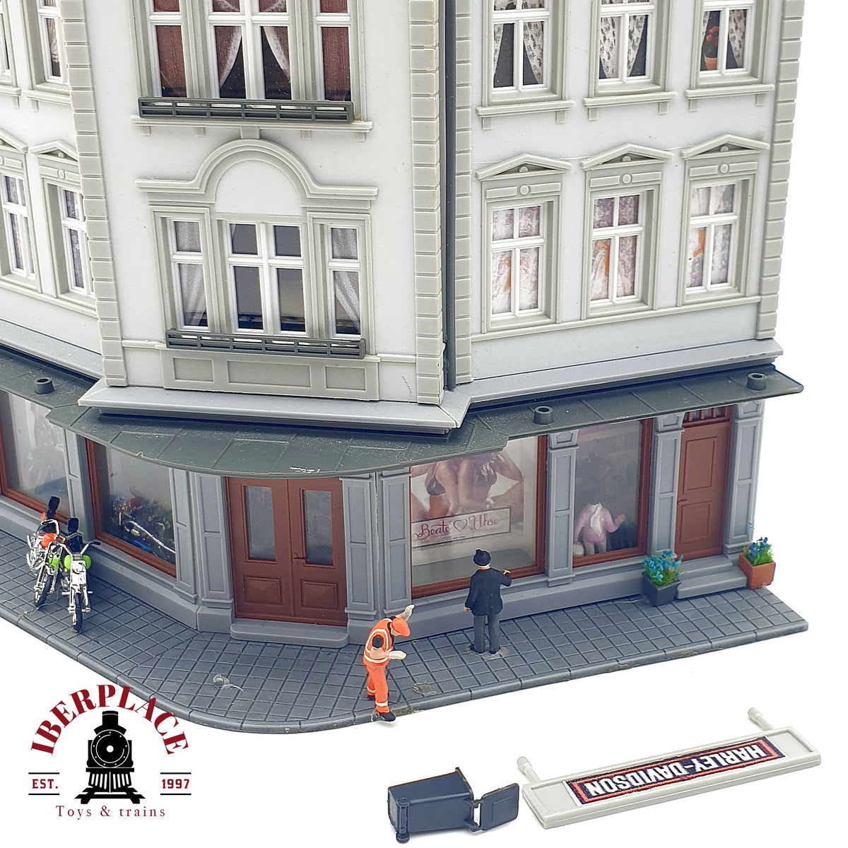 ♻️ Kibri Edificio esquinero con tienda de motos maqueta Escala H0 1:87