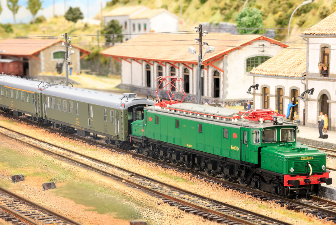 Electrotren HE4037 set de 2 coches serie 5000, compuesto por 1 x furgón BBD4 + 1 x coche cafetería AAR RENFE H0 escala 1:87