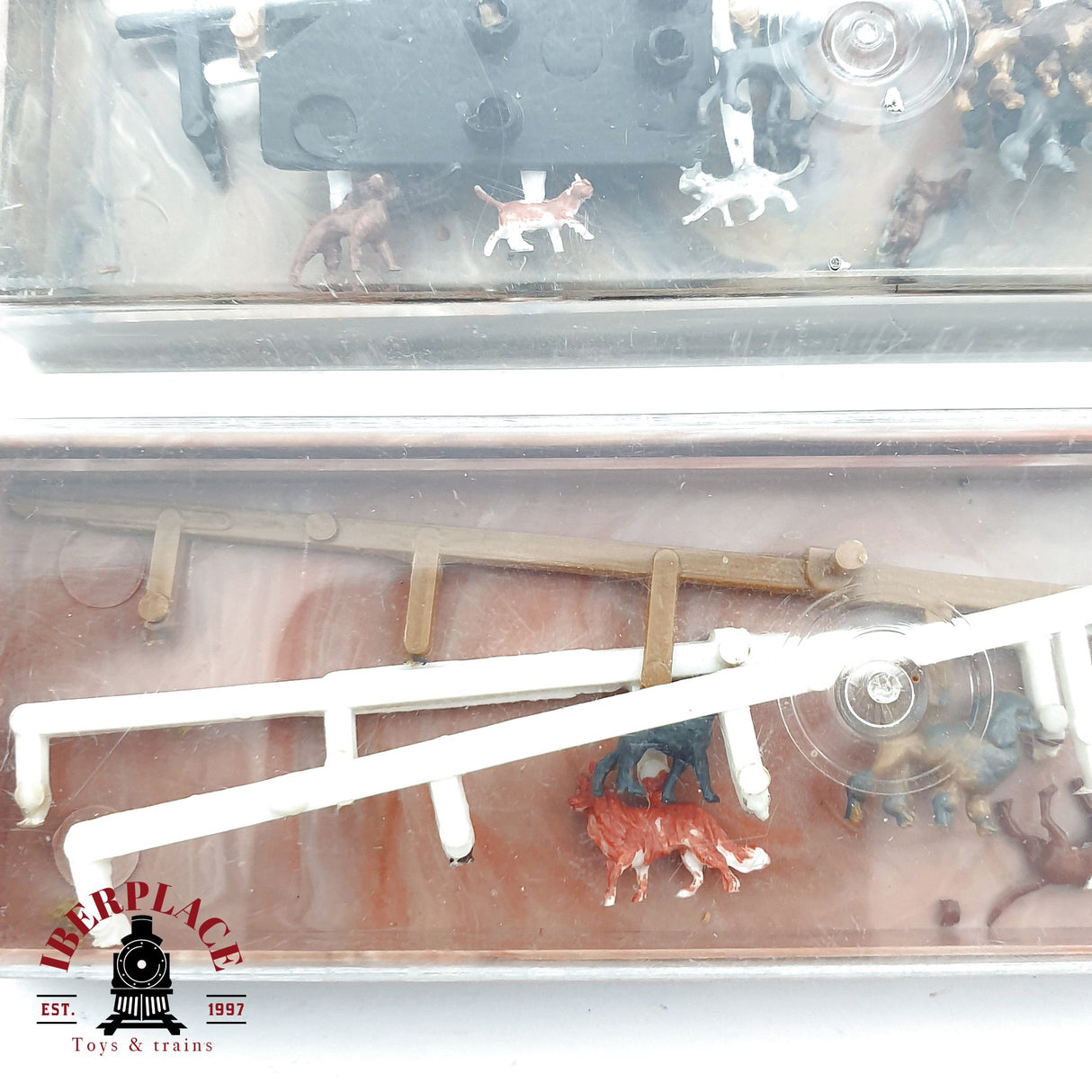 ♻️ 2da mano -  Merten 2x Figuras Perros distintas razas H0 escala 1:87 EH09