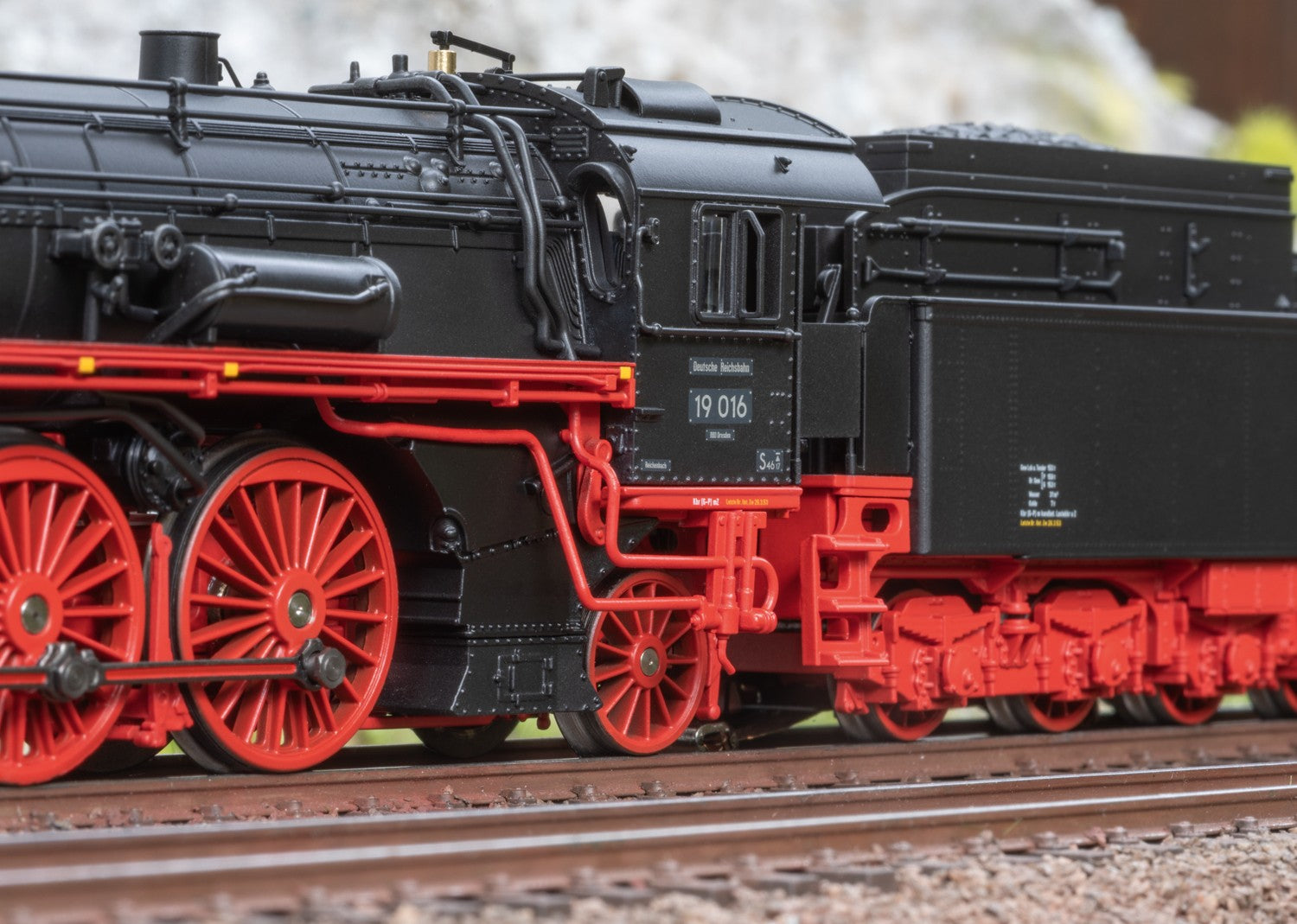 Märklin 38190 Locomotora Vapor Clase 19.0 "Sachsenstolz" Saxon Pride H0 - Modelo Sorpresa 2025 con Sonido mfx+ y Humo Dinámico