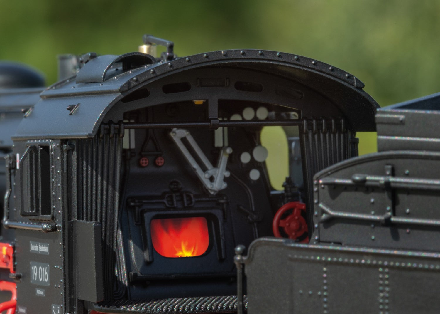 Märklin 38190 Locomotora Vapor Clase 19.0 "Sachsenstolz" Saxon Pride H0 - Modelo Sorpresa 2025 con Sonido mfx+ y Humo Dinámico