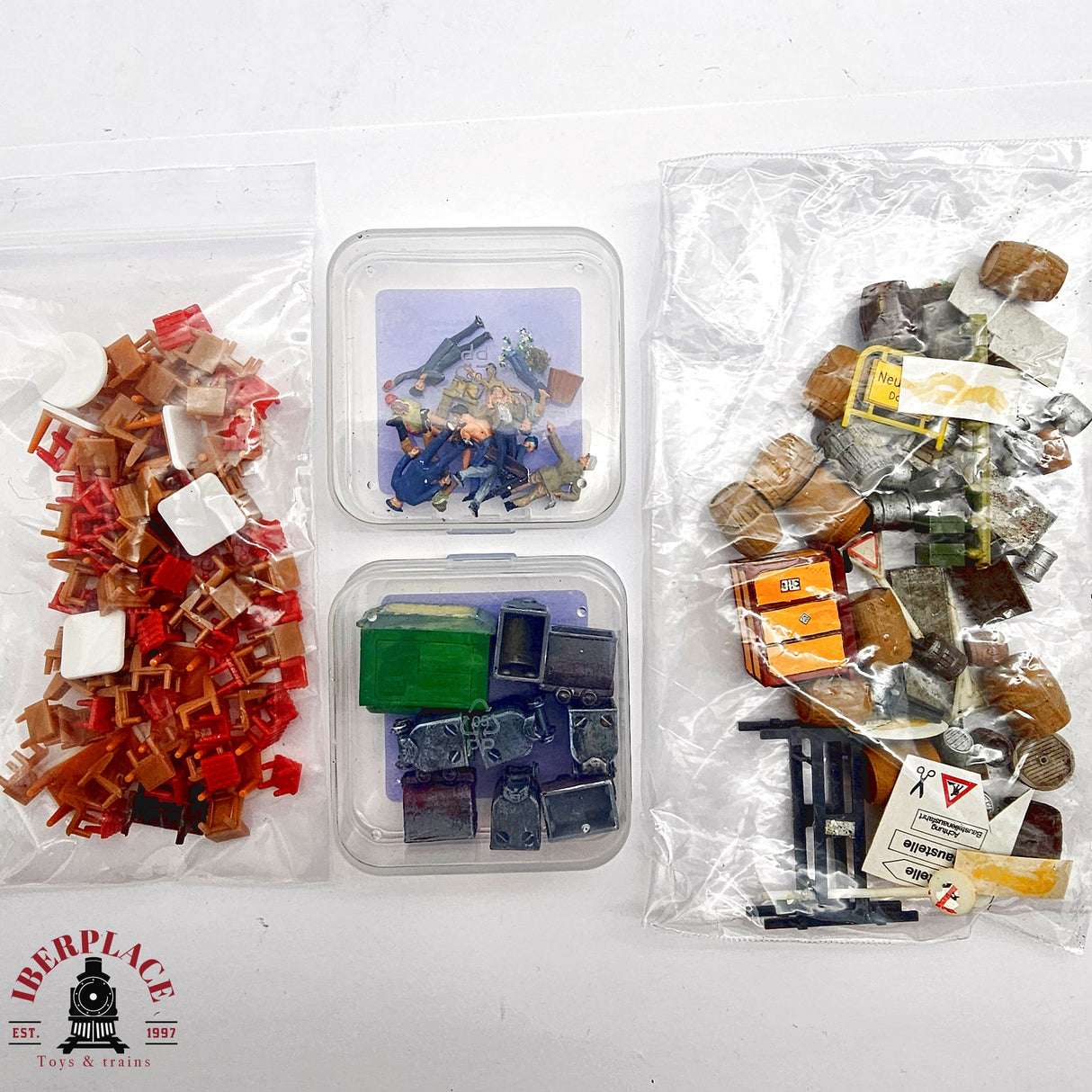 ♻️ 2da mano -  Lote figuras sillas mesas barriles personas H0 escala 1:87 E13